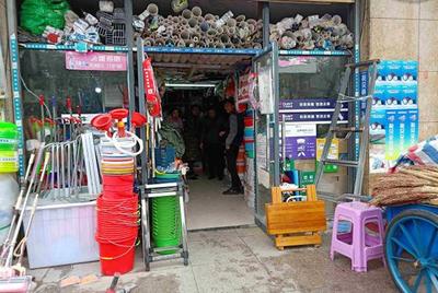 開遍路口的五金店生意慘淡，為何越開越多？理由很簡單